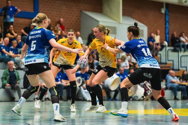 Ruby Vaessens (Bergischer HC, 05) in der Verteidigung, Lena Smolik (HC Roedertal, 27) treibt den Ball und will passen gehalten von Vesna Tolic (Bergischer HC, 14) Bergischer HC vs. HC Roedertal, Handball, 2.Handball-Bundesliga, 27.Spieltag, Saison 2025 26, 09.05.2026, Bergischer HC vs. HC Roedertal, Handball, 2.HBL, 27.Spieltag, Saison 2025 26, 09.05.2026 Solingen Copyright: xEibner-Pressefoto LukasxBaldygax EP_LBA