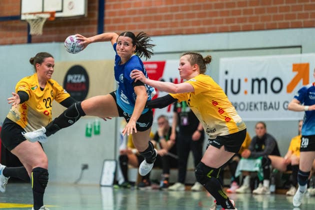 Bo Dekker (HC Roedertal, 22) kommt zu spaet beim Sprungwurf von Norma Goldmann (Bergischer HC, 15), Vanessa Huth (HC Roedertal, 11) Bergischer HC vs. HC Roedertal, Handball, 2.Handball-Bundesliga, 27.Spieltag, Saison 2025 26, 09.05.2026, Bergischer HC vs. HC Roedertal, Handball, 2.HBL, 27.Spieltag, Saison 2025 26, 09.05.2026 Solingen Copyright: xEibner-Pressefoto LukasxBaldygax EP_LBA