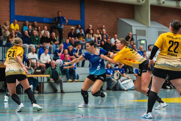 Ann Rammer (HC Roedertal, 21), Lea Friderike Albers (Bergischer HC, 22) spielt einen Pass und wird gehalten von Rozemarijn Irma Genevieve Alderden (HC Roedertal, 30) im Zweikampf Bergischer HC vs. HC Roedertal, Handball, 2.Handball-Bundesliga, 27.Spieltag, Saison 2025 26, 09.05.2026, Bergischer HC vs. HC Roedertal, Handball, 2.HBL, 27.Spieltag, Saison 2025 26, 09.05.2026 Solingen Copyright: xEibner-Pressefoto LukasxBaldygax EP_LBA
