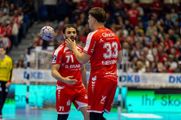 DAIKIN Handball Bundesliga, Kassel, MT Melsungen vs. ThSV Eisenach, Rothenbach-Halle Kassel; 09.05.2026 DAIKIN Handball Bundesliga, Kassel, Germany - 09.05.2026: Hans Aaron Mensing (MT Melsungen, 33) und Mohamed Amine Darmoul (MT Melsungen, 71) bei der Ballübergabe, Handball BundesligaL, Spiel der MT Melsungen vs. ThSV Eisenach, Rothenbach-Halle Kassel Copyright: xBEAUTIFULxSPORTS Freudensteinx