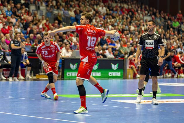 DAIKIN Handball Bundesliga, Kassel, MT Melsungen vs. ThSV Eisenach, Rothenbach-Halle Kassel; 09.05.2026 DAIKIN Handball Bundesliga, Kassel, Germany - 09.05.2026: Florian Drosten (MT Melsungen, 18) am Ball beim Freiwurf,, Handball BundesligaL, Spiel der MT Melsungen vs. ThSV Eisenach, Rothenbach-Halle Kassel Copyright: xBEAUTIFULxSPORTS Freudensteinx