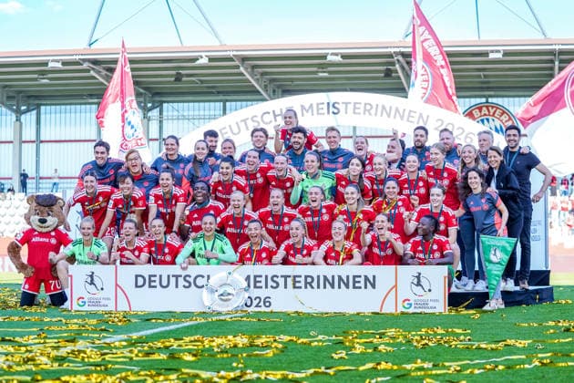 Das Team des FC Bayern München Maria Luisa Grohs (1 Bayern) , Stine Ballisager (3 Bayern) , Glodis Viggosdottir (4 FC Bayern) , Magdalena Eriksson (5 FC Bayern) , Giulia Gwinn (7 FC Bayern) , Lena Oberdorf (8 Bayern) , Jovana Damnjanovic (9 Bayern) ,Linda Dallmann (10 FC Bayern) , Alara Sehitler (14 Bayern) , Bernadette Amani (15 Bayern) , Klara Bühl (17 FC Bayern) , Momoko Tanikawa (18 Bayern) , Franziska Kett (20 Bayern) , Pernille Harder (21 Bayern) , Natalia Padilla Bidas (23 Bayern) , Sarah Zadrazil (25 FC Bayern) , Arianna Caruso (27 Bayern) , Barbara Dunst (28 Bayern) , Edna Imade (29 Bayern) , Georgia Stanway (31 FC Bayern) , Ena Mahmutovic (32 Bayern) , Anna Klink (38 Bayern) feiern den Sieg der Deutschen Meisterschaft der Google Pixel Frauen Bundesliga 2025 2026 am 09.05.2026. München FC Bayern Campus Bayern Deutschland