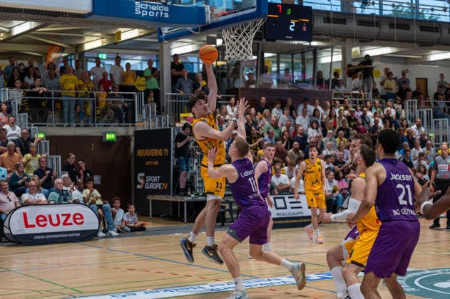Nicholas Gerard Spinoso (Bozic Estriche Knights Kirchheim, 13), Robin Lodders (BG Goettingen, 11), GER, Bozic Estriche Kirchheim Knights vs. BG Goettingen, BARMER 2. Basketball Bundesliga, PlayOffs Viertelfinale 2. Spieltag, Saison 2025 2026, 09.05.2026 GER, Bozic Estriche Kirchheim Knights vs. BG Goettingen, BARMER 2. Basketball Bundesliga, PlayOffs Viertelfinale 2. Spieltag, Saison 2025 2026, 09.05.2026 Kirchheim unter Teck Copyright: xEibner-Pressefoto SilasxKunzx EP_SKZ