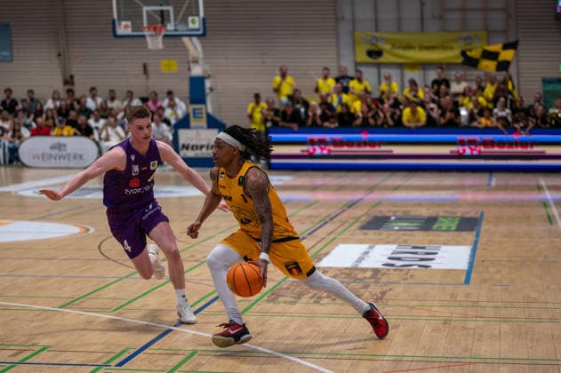Daniel Kirchner(BG Goettingen, 04), Phillip Montreal Russell (Bozic Estriche Knights Kirchheim, 01), GER, Bozic Estriche Kirchheim Knights vs. BG Goettingen, BARMER 2. Basketball Bundesliga, PlayOffs Viertelfinale 2. Spieltag, Saison 2025 2026, 09.05.2026 GER, Bozic Estriche Kirchheim Knights vs. BG Goettingen, BARMER 2. Basketball Bundesliga, PlayOffs Viertelfinale 2. Spieltag, Saison 2025 2026, 09.05.2026 Kirchheim unter Teck Copyright: xEibner-Pressefoto SilasxKunzx EP_SKZ