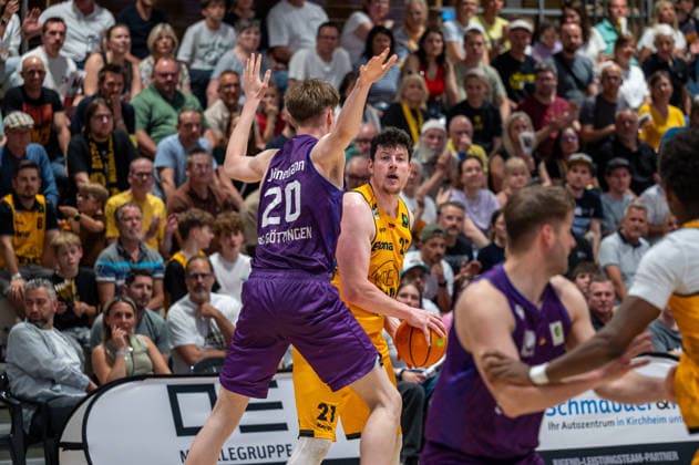 Janis Juenemann (BG Goettingen, 20), Nicolas Bretzel (Bozic Estriche Knights Kirchheim, 21), GER, Bozic Estriche Kirchheim Knights vs. BG Goettingen, BARMER 2. Basketball Bundesliga, PlayOffs Viertelfinale 2. Spieltag, Saison 2025 2026, 09.05.2026 GER, Bozic Estriche Kirchheim Knights vs. BG Goettingen, BARMER 2. Basketball Bundesliga, PlayOffs Viertelfinale 2. Spieltag, Saison 2025 2026, 09.05.2026 Kirchheim unter Teck Copyright: xEibner-Pressefoto SilasxKunzx EP_SKZ