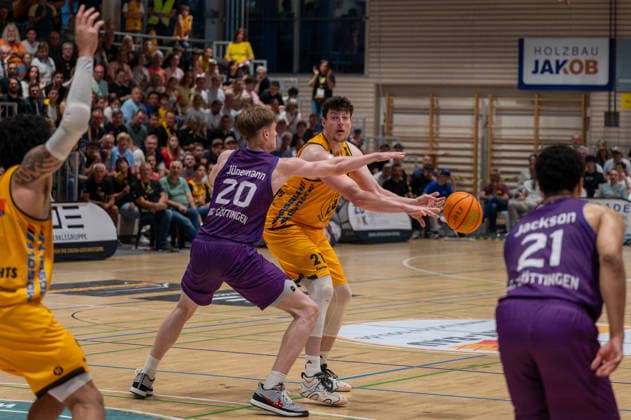 Janis Juenemann (BG Goettingen, 20), Nicolas Bretzel (Bozic Estriche Knights Kirchheim, 21), GER, Bozic Estriche Kirchheim Knights vs. BG Goettingen, BARMER 2. Basketball Bundesliga, PlayOffs Viertelfinale 2. Spieltag, Saison 2025 2026, 09.05.2026 GER, Bozic Estriche Kirchheim Knights vs. BG Goettingen, BARMER 2. Basketball Bundesliga, PlayOffs Viertelfinale 2. Spieltag, Saison 2025 2026, 09.05.2026 Kirchheim unter Teck Copyright: xEibner-Pressefoto SilasxKunzx EP_SKZ