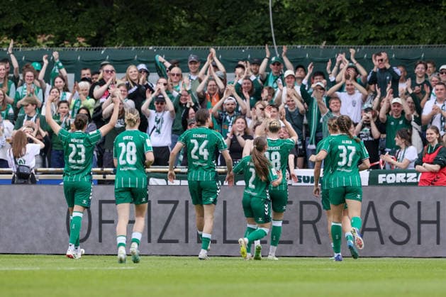 Spielerinnen des SV Werder Bremen mit Torjubel, Jubel, jubeln, jubelt, optimistisch, Spielszene, Highlight, Freude über das Tor zum 1:0, DIE DFB-RICHTLINIEN UNTERSAGEN JEGLICHE NUTZUNG VON FOTOS ALS SEQUENZBILDER UND ODER VIDEOÄHNLICHE FOTOSTRECKEN. DFB REGULATIONS PROHIBIT ANY USE OF PHOTOGRAPHS AS IMAGE SEQUENCES AND OR QUASI-VIDEO., 10.05.2026, Bremen (Deutschland), Fussball, Google Pixel Frauen-Bundesliga, SV Werder Bremen - FC Carl Zeiss Jena