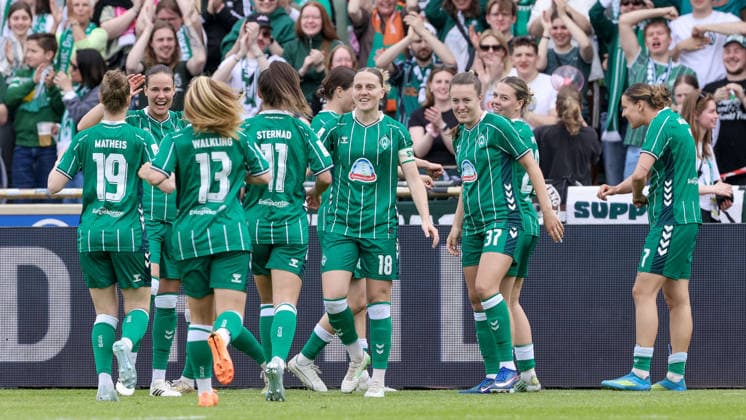 Spielerinnen des SV Werder Bremen mit Torjubel, Jubel, jubeln, jubelt, optimistisch, Spielszene, Highlight, Freude über das Tor zum 1:0, DIE DFB-RICHTLINIEN UNTERSAGEN JEGLICHE NUTZUNG VON FOTOS ALS SEQUENZBILDER UND ODER VIDEOÄHNLICHE FOTOSTRECKEN. DFB REGULATIONS PROHIBIT ANY USE OF PHOTOGRAPHS AS IMAGE SEQUENCES AND OR QUASI-VIDEO., 10.05.2026, Bremen (Deutschland), Fussball, Google Pixel Frauen-Bundesliga, SV Werder Bremen - FC Carl Zeiss Jena