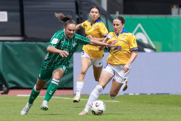 v.li.: Maja Sternad (SV Werder Bremen, 11) und Elena Mühlemann (FC Carl Zeiss Jena, 30) im Zweikampf, Duell, Dynamik, Aktion, Action, Spielszene, DIE DFB-RICHTLINIEN UNTERSAGEN JEGLICHE NUTZUNG VON FOTOS ALS SEQUENZBILDER UND ODER VIDEOÄHNLICHE FOTOSTRECKEN. DFB REGULATIONS PROHIBIT ANY USE OF PHOTOGRAPHS AS IMAGE SEQUENCES AND OR QUASI-VIDEO., 10.05.2026, Bremen (Deutschland), Fussball, Google Pixel Frauen-Bundesliga, SV Werder Bremen - FC Carl Zeiss Jena