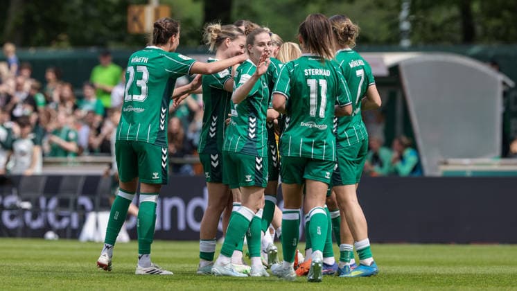 Spielerinnen des SV Werder Bremen mit Torjubel, Jubel, jubeln, jubelt, optimistisch, Spielszene, Highlight, Freude über das Tor zum 2:0, DIE DFB-RICHTLINIEN UNTERSAGEN JEGLICHE NUTZUNG VON FOTOS ALS SEQUENZBILDER UND ODER VIDEOÄHNLICHE FOTOSTRECKEN. DFB REGULATIONS PROHIBIT ANY USE OF PHOTOGRAPHS AS IMAGE SEQUENCES AND OR QUASI-VIDEO., 10.05.2026, Bremen (Deutschland), Fussball, Google Pixel Frauen-Bundesliga, SV Werder Bremen - FC Carl Zeiss Jena