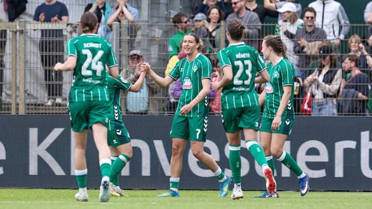 Spielerinnen des SV Werder Bremen mit Torjubel, Jubel, jubeln, jubelt, optimistisch, Spielszene, Highlight, Freude über das Tor zum 3:0 durch Torschützin Larissa Mühlhaus (SV Werder Bremen, 7) (Mitte), DIE DFB-RICHTLINIEN UNTERSAGEN JEGLICHE NUTZUNG VON FOTOS ALS SEQUENZBILDER UND ODER VIDEOÄHNLICHE FOTOSTRECKEN. DFB REGULATIONS PROHIBIT ANY USE OF PHOTOGRAPHS AS IMAGE SEQUENCES AND OR QUASI-VIDEO., 10.05.2026, Bremen (Deutschland), Fussball, Google Pixel Frauen-Bundesliga, SV Werder Bremen - FC Carl Zeiss Jena