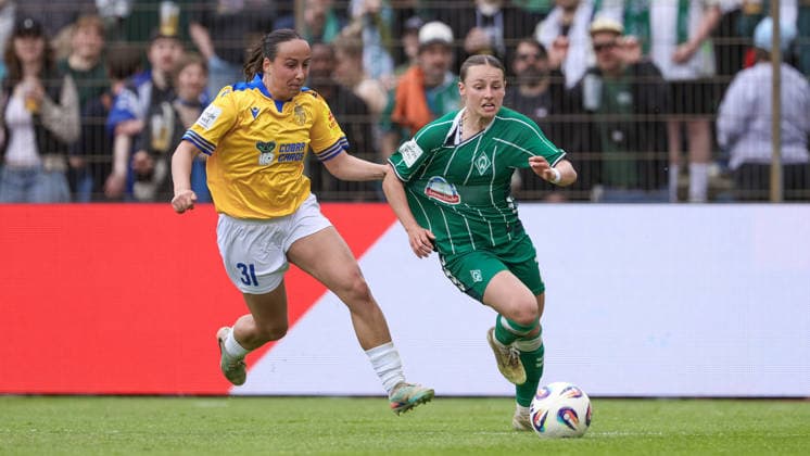 v.li.: Nelly Juckel (FC Carl Zeiss Jena, 31) und Chiara D Angelo (SV Werder Bremen, 2) im Zweikampf, Duell, Dynamik, Aktion, Action, Spielszene, DIE DFB-RICHTLINIEN UNTERSAGEN JEGLICHE NUTZUNG VON FOTOS ALS SEQUENZBILDER UND ODER VIDEOÄHNLICHE FOTOSTRECKEN. DFB REGULATIONS PROHIBIT ANY USE OF PHOTOGRAPHS AS IMAGE SEQUENCES AND OR QUASI-VIDEO., 10.05.2026, Bremen (Deutschland), Fussball, Google Pixel Frauen-Bundesliga, SV Werder Bremen - FC Carl Zeiss Jena