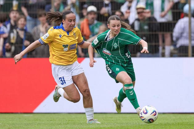 v.li.: Nelly Juckel (FC Carl Zeiss Jena, 31) und Chiara D Angelo (SV Werder Bremen, 2) im Zweikampf, Duell, Dynamik, Aktion, Action, Spielszene, DIE DFB-RICHTLINIEN UNTERSAGEN JEGLICHE NUTZUNG VON FOTOS ALS SEQUENZBILDER UND ODER VIDEOÄHNLICHE FOTOSTRECKEN. DFB REGULATIONS PROHIBIT ANY USE OF PHOTOGRAPHS AS IMAGE SEQUENCES AND OR QUASI-VIDEO., 10.05.2026, Bremen (Deutschland), Fussball, Google Pixel Frauen-Bundesliga, SV Werder Bremen - FC Carl Zeiss Jena