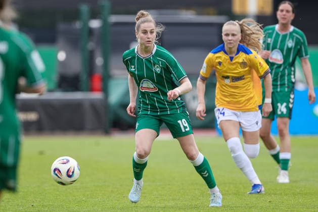 Saskia Matheis (SV Werder Bremen, 19) am Ball, Einzelbild, Ganzkörper, Aktion, Action, Spielszene, DIE DFB-RICHTLINIEN UNTERSAGEN JEGLICHE NUTZUNG VON FOTOS ALS SEQUENZBILDER UND ODER VIDEOÄHNLICHE FOTOSTRECKEN. DFB REGULATIONS PROHIBIT ANY USE OF PHOTOGRAPHS AS IMAGE SEQUENCES AND OR QUASI-VIDEO., 10.05.2026, Bremen (Deutschland), Fussball, Google Pixel Frauen-Bundesliga, SV Werder Bremen - FC Carl Zeiss Jena