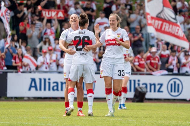 Nicole Billa (VFB Stuttgart Frauen, 26) jubelt mit Julia Glaser (VFB Stuttgart Frauen, 09) und Fabienne Dongus (VFB Stuttgart Frauen, 33), GER, VfB Stuttgart Frauen vs. VfL Wolfsburg II, Fussball, 2. Frauen-Bundesliga, 25. Spieltag, Spielzeit 2025 2026, 10.085.2026, GER, VfB Stuttgart Frauen vs. VfL Wolfsburg II, Fussball, 2. Frauen-Bundesliga, 25. Spieltag, Spielzeit 2025 2026, 10.085.2026, Stuttgart Copyright: xEibner-Pressefoto EdwardxCheungx EP_ECG