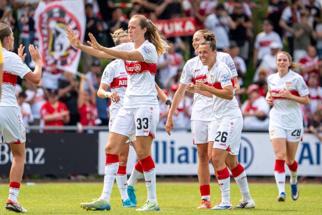 Nicole Billa (VFB Stuttgart Frauen, 26) jubelt mit Julia Glaser (VFB Stuttgart Frauen, 09) und Fabienne Dongus (VFB Stuttgart Frauen, 33), Reena Wichmann (VFB Stuttgart Frauen, 28), GER, VfB Stuttgart Frauen vs. VfL Wolfsburg II, Fussball, 2. Frauen-Bundesliga, 25. Spieltag, Spielzeit 2025 2026, 10.085.2026, GER, VfB Stuttgart Frauen vs. VfL Wolfsburg II, Fussball, 2. Frauen-Bundesliga, 25. Spieltag, Spielzeit 2025 2026, 10.085.2026, Stuttgart Copyright: xEibner-Pressefoto EdwardxCheungx EP_ECG