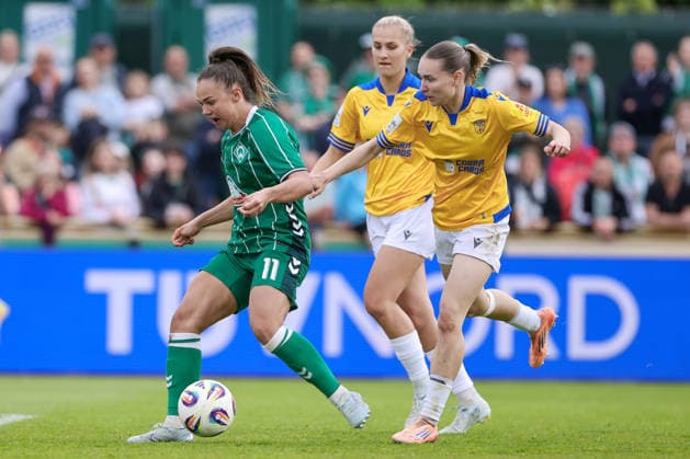 v.li.: Torschützin Maja Sternad (SV Werder Bremen, 11) erzielt das Tor zum 5:0, Treffer, Highlight, Torerfolg, Emily Reske (FC Carl Zeiss Jena, 28), DIE DFB-RICHTLINIEN UNTERSAGEN JEGLICHE NUTZUNG VON FOTOS ALS SEQUENZBILDER UND ODER VIDEOÄHNLICHE FOTOSTRECKEN. DFB REGULATIONS PROHIBIT ANY USE OF PHOTOGRAPHS AS IMAGE SEQUENCES AND OR QUASI-VIDEO., 10.05.2026, Bremen (Deutschland), Fussball, Google Pixel Frauen-Bundesliga, SV Werder Bremen - FC Carl Zeiss Jena