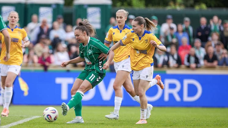 v.li.: Torschützin Maja Sternad (SV Werder Bremen, 11) erzielt das Tor zum 5:0, Treffer, Highlight, Torerfolg, Emily Reske (FC Carl Zeiss Jena, 28), DIE DFB-RICHTLINIEN UNTERSAGEN JEGLICHE NUTZUNG VON FOTOS ALS SEQUENZBILDER UND ODER VIDEOÄHNLICHE FOTOSTRECKEN. DFB REGULATIONS PROHIBIT ANY USE OF PHOTOGRAPHS AS IMAGE SEQUENCES AND OR QUASI-VIDEO., 10.05.2026, Bremen (Deutschland), Fussball, Google Pixel Frauen-Bundesliga, SV Werder Bremen - FC Carl Zeiss Jena