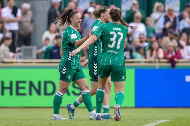 v.li.: Torschützin Maja Sternad (SV Werder Bremen, 11), Larissa Mühlhaus (SV Werder Bremen, 7) und Mara Alber (SV Werder Bremen, 37) mit Torjubel, Jubel, jubeln, jubelt, optimistisch, Spielszene, Highlight, Freude über das Tor zum 5:0, DIE DFB-RICHTLINIEN UNTERSAGEN JEGLICHE NUTZUNG VON FOTOS ALS SEQUENZBILDER UND ODER VIDEOÄHNLICHE FOTOSTRECKEN. DFB REGULATIONS PROHIBIT ANY USE OF PHOTOGRAPHS AS IMAGE SEQUENCES AND OR QUASI-VIDEO., 10.05.2026, Bremen (Deutschland), Fussball, Google Pixel Frauen-Bundesliga, SV Werder Bremen - FC Carl Zeiss Jena