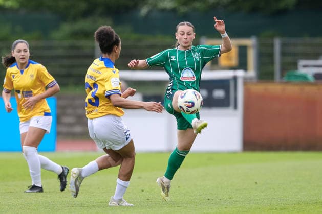 v.li.: Josephine Bonsu (FC Carl Zeiss Jena, 23) und Chiara D Angelo (SV Werder Bremen, 2) im Zweikampf, Duell, Dynamik, Aktion, Action, Spielszene, DIE DFB-RICHTLINIEN UNTERSAGEN JEGLICHE NUTZUNG VON FOTOS ALS SEQUENZBILDER UND ODER VIDEOÄHNLICHE FOTOSTRECKEN. DFB REGULATIONS PROHIBIT ANY USE OF PHOTOGRAPHS AS IMAGE SEQUENCES AND OR QUASI-VIDEO., 10.05.2026, Bremen (Deutschland), Fussball, Google Pixel Frauen-Bundesliga, SV Werder Bremen - FC Carl Zeiss Jena