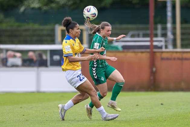 v.li.: Josephine Bonsu (FC Carl Zeiss Jena, 23) und Chiara D Angelo (SV Werder Bremen, 2) im Zweikampf, Duell, Dynamik, Aktion, Action, Spielszene, DIE DFB-RICHTLINIEN UNTERSAGEN JEGLICHE NUTZUNG VON FOTOS ALS SEQUENZBILDER UND ODER VIDEOÄHNLICHE FOTOSTRECKEN. DFB REGULATIONS PROHIBIT ANY USE OF PHOTOGRAPHS AS IMAGE SEQUENCES AND OR QUASI-VIDEO., 10.05.2026, Bremen (Deutschland), Fussball, Google Pixel Frauen-Bundesliga, SV Werder Bremen - FC Carl Zeiss Jena