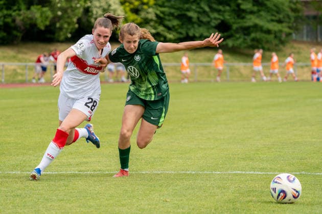 Zweikampf Reena Wichmann (VFB Stuttgart Frauen, 28), Elena Goessler (VfL Wolfsburg II Frauen, 14), GER, VfB Stuttgart Frauen vs. VfL Wolfsburg II, Fussball, 2. Frauen-Bundesliga, 25. Spieltag, Spielzeit 2025 2026, 10.085.2026, GER, VfB Stuttgart Frauen vs. VfL Wolfsburg II, Fussball, 2. Frauen-Bundesliga, 25. Spieltag, Spielzeit 2025 2026, 10.085.2026, Stuttgart Copyright: xEibner-Pressefoto EdwardxCheungx EP_ECG