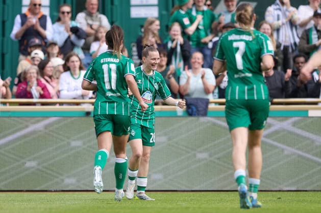 v.li.: Maja Sternad (SV Werder Bremen, 11), Torschützin Sarah Ernst (SV Werder Bremen, 26) und Larissa Mühlhaus (SV Werder Bremen, 7) mit Torjubel, Jubel, jubeln, jubelt, optimistisch, Spielszene, Highlight, Freude über das Tor zum 6:0, DIE DFB-RICHTLINIEN UNTERSAGEN JEGLICHE NUTZUNG VON FOTOS ALS SEQUENZBILDER UND ODER VIDEOÄHNLICHE FOTOSTRECKEN. DFB REGULATIONS PROHIBIT ANY USE OF PHOTOGRAPHS AS IMAGE SEQUENCES AND OR QUASI-VIDEO., 10.05.2026, Bremen (Deutschland), Fussball, Google Pixel Frauen-Bundesliga, SV Werder Bremen - FC Carl Zeiss Jena