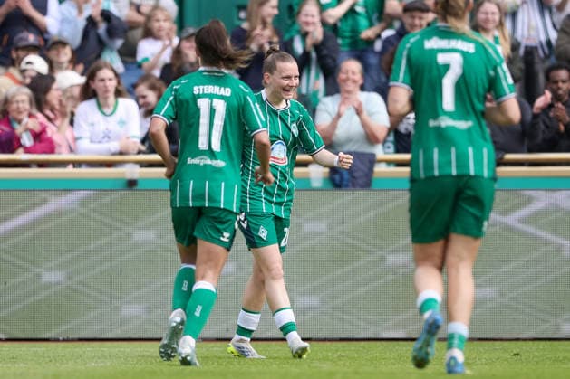 v.li.: Maja Sternad (SV Werder Bremen, 11), Torschützin Sarah Ernst (SV Werder Bremen, 26) und Larissa Mühlhaus (SV Werder Bremen, 7) mit Torjubel, Jubel, jubeln, jubelt, optimistisch, Spielszene, Highlight, Freude über das Tor zum 6:0, DIE DFB-RICHTLINIEN UNTERSAGEN JEGLICHE NUTZUNG VON FOTOS ALS SEQUENZBILDER UND ODER VIDEOÄHNLICHE FOTOSTRECKEN. DFB REGULATIONS PROHIBIT ANY USE OF PHOTOGRAPHS AS IMAGE SEQUENCES AND OR QUASI-VIDEO., 10.05.2026, Bremen (Deutschland), Fussball, Google Pixel Frauen-Bundesliga, SV Werder Bremen - FC Carl Zeiss Jena