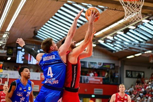 Viktor Kovacevic, Brock Gardner 2.Bundesliga Pro A, Play Off Spiel 2, viertel Finale, 46ers, Basketball, Basketball Saison 2025 2026, BBL, Deutschland, Gießen 46ers Hakro Merlins Crailsheim, Gießen in rot, Herren, Crailsheim in blau