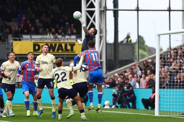 Jordan Pickford of Everton punches clear Crystal Palace v Everton, Premier League, Football, Selhurst Park, London , UK - 10 May 2026London Selhurst Park United Kingdom EDITORIAL USE ONLY No use with unauthorised audio, video, data, fixture lists, club league logos or live services. Online in-match use limited to 120 images, no video emulation. No use in betting, games or single club league player publications. Copyright: xSimonxDael Shutterstockx 16868420ae