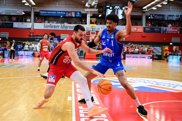 Viktor Kovacevic, Jose deOliveira 2.Bundesliga Pro A, Play Off Spiel 2, viertel Finale, 46ers, Basketball, Basketball Saison 2025 2026, BBL, Deutschland, Gießen 46ers Hakro Merlins Crailsheim, Gießen in rot, Herren, Crailsheim in blau