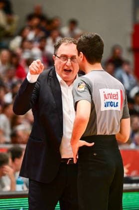 Branislav Ignjatovic diskutiert mit dem Referee Dogu Innal 2.Bundesliga Pro A, Play Off Spiel 2, viertel Finale, 46ers, Basketball, Basketball Saison 2025 2026, BBL, Deutschland, Gießen 46ers Hakro Merlins Crailsheim, Gießen in rot, Herren, Crailsheim in blau