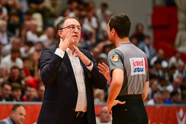 Branislav Ignjatovic diskutiert mit dem Referee Dogu Innal 2.Bundesliga Pro A, Play Off Spiel 2, viertel Finale, 46ers, Basketball, Basketball Saison 2025 2026, BBL, Deutschland, Gießen 46ers Hakro Merlins Crailsheim, Gießen in rot, Herren, Crailsheim in blau