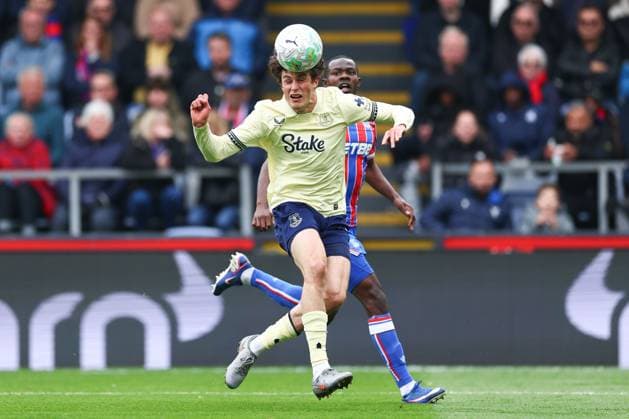 Merlin Rohl of Everton under pressure from Tyrick Mitchell of Crystal Palace Crystal Palace v Everton, Premier League, Football, Selhurst Park, London , UK - 10 May 2026London Selhurst Park United Kingdom EDITORIAL USE ONLY No use with unauthorised audio, video, data, fixture lists, club league logos or live services. Online in-match use limited to 120 images, no video emulation. No use in betting, games or single club league player publications. Copyright: xSimonxDael Shutterstockx 16868420z