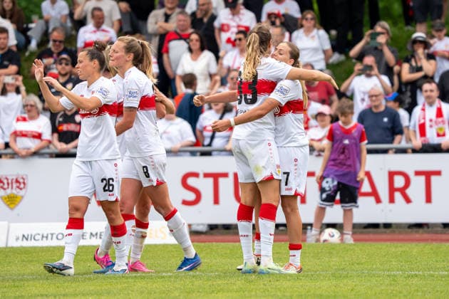 Tor und Jubel durch Dafina Redzepi (VFB Stuttgart Frauen, 07), jubelt mit Nicole Billa (VFB Stuttgart Frauen, 26) und Maximiliane Rall (VFB Stuttgart Frauen, 08) und GER, VfB Stuttgart Frauen vs. VfL Wolfsburg II, Fussball, 2. Frauen-Bundesliga, 25. Spieltag, Spielzeit 2025 2026, 10.085.2026, GER, VfB Stuttgart Frauen vs. VfL Wolfsburg II, Fussball, 2. Frauen-Bundesliga, 25. Spieltag, Spielzeit 2025 2026, 10.085.2026, Stuttgart Copyright: xEibner-Pressefoto EdwardxCheungx EP_ECG