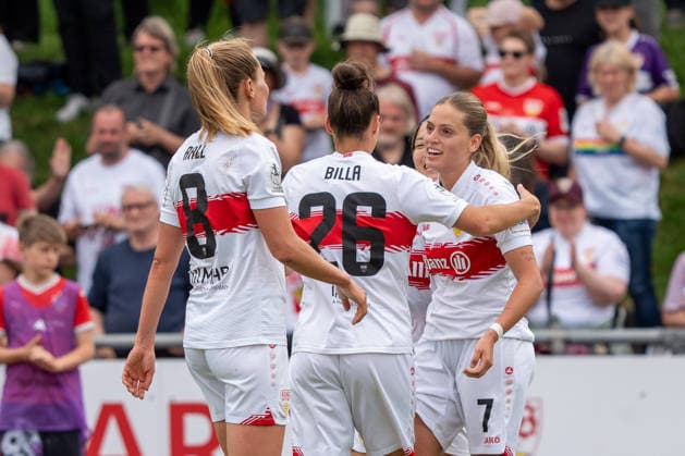 Tor und Jubel durch Dafina Redzepi (VFB Stuttgart Frauen, 07), jubelt mit Nicole Billa (VFB Stuttgart Frauen, 26) und Maximiliane Rall (VFB Stuttgart Frauen, 08), GER, VfB Stuttgart Frauen vs. VfL Wolfsburg II, Fussball, 2. Frauen-Bundesliga, 25. Spieltag, Spielzeit 2025 2026, 10.085.2026, GER, VfB Stuttgart Frauen vs. VfL Wolfsburg II, Fussball, 2. Frauen-Bundesliga, 25. Spieltag, Spielzeit 2025 2026, 10.085.2026, Stuttgart Copyright: xEibner-Pressefoto EdwardxCheungx EP_ECG