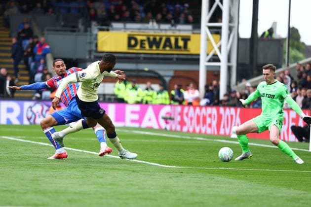 Beto of Everton scoring a goal (1-2) Crystal Palace v Everton, Premier League, Football, Selhurst Park, London , UK - 10 May 2026London Selhurst Park United Kingdom EDITORIAL USE ONLY No use with unauthorised audio, video, data, fixture lists, club league logos or live services. Online in-match use limited to 120 images, no video emulation. No use in betting, games or single club league player publications. Copyright: xSimonxDael Shutterstockx 16868420am