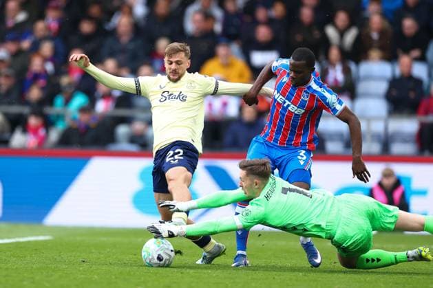 Dean Henderson of Crystal Palace makes a save at the feet of Kiernan Dewsbury-Hall of Everton Crystal Palace v Everton, Premier League, Football, Selhurst Park, London , UK - 10 May 2026London Selhurst Park United Kingdom EDITORIAL USE ONLY No use with unauthorised audio, video, data, fixture lists, club league logos or live services. Online in-match use limited to 120 images, no video emulation. No use in betting, games or single club league player publications. Copyright: xSimonxDael Shutterstockx 16868420aw