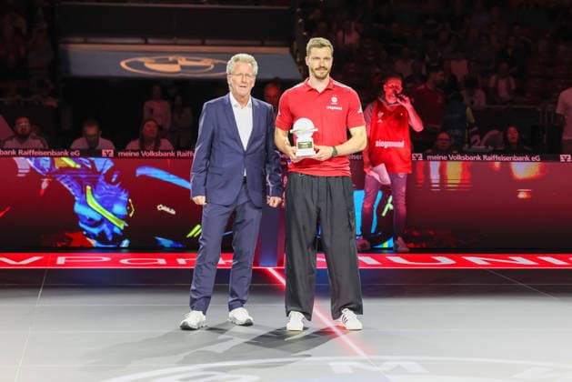 Andreas Obst (FC Bayern Basketball, 13) mit der Auszeichnung zum MVP der easycredit Basketball Bundesliga, mit Dr. Stefan Holz (Geschaeftsfuehrer der Basketball Bundesliga), GER, FC Bayern Basketball vs. EWE Baskets Oldenburg, Basketball, easycredit Basketball Bundesliga, 34. Spieltag, Saison 2025 2026, 10.05.2026, GER, FC Bayern Basketball vs. EWE Baskets Oldenburg, Basketball, easycredit Basketball Bundesliga, 34. Spieltag, Saison 2025 2026, 10.05.2026 Muenchen Copyright: xEibner-Pressefoto JennixMaulx EP_JML