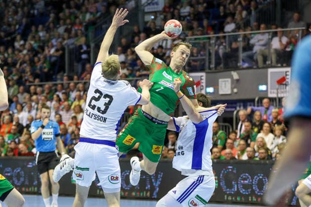 10.05.2026, xgox, Handball - Daikin HBL SC Magdeburg - Handball Verein Hamburg emspor, v.l. Einar Olafsson (Hamburg, 23), Felix Claar (Magdeburg, 7), Andreas Magaard (Hamburg, 4) Zweikampf, Duell, Kampf, tackle Magdeburg