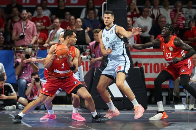 Oscar da Silva (FC Bayern Basketball, 01) mit Ball mit old64 und Wenyen Gabriel (FC Bayern Basketball, 32), GER, FC Bayern Basketball vs. EWE Baskets Oldenburg, Basketball, easycredit Basketball Bundesliga, 34. Spieltag, Saison 2025 2026, 10.05.2026, GER, FC Bayern Basketball vs. EWE Baskets Oldenburg, Basketball, easycredit Basketball Bundesliga, 34. Spieltag, Saison 2025 2026, 10.05.2026 Muenchen Copyright: xEibner-Pressefoto JennixMaulx EP_JML