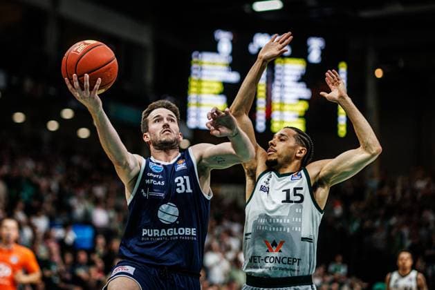 Spencer Reaves (MBC Syntainics) im Zweikampf mit Jordan Roland (Gladiators Trier), Vet Concept Gladiators Trier vs MBC Syntainics, Basketball, easyCredit BBL, 34. Spieltag, Saison 2025 2026, 10.05.2026 Vet Concept Gladiators Trier vs MBC Syntainics, Basketball, easyCredit BBL, 34. Spieltag, Saison 2025 2026, 10.05.2026 Copyright: xEibner-Pressefoto AlexanderxNeisx EP_ANS