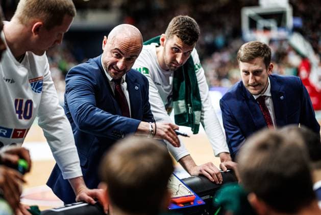 Milenko Bogicevic (Headcoach MBC Syntainics) mit Team in der Auszeit, Vet Concept Gladiators Trier vs MBC Syntainics, Basketball, easyCredit BBL, 34. Spieltag, Saison 2025 2026, 10.05.2026 Vet Concept Gladiators Trier vs MBC Syntainics, Basketball, easyCredit BBL, 34. Spieltag, Saison 2025 2026, 10.05.2026 Copyright: xEibner-Pressefoto AlexanderxNeisx EP_ANS