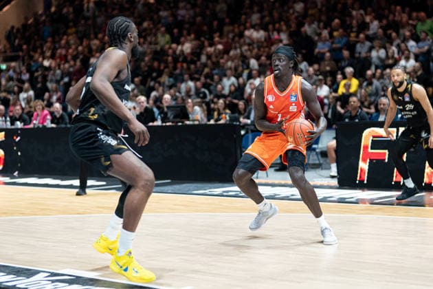 Aher Uguak (Nr. 1 Chemnitz 99ers) gegen Oluwasimisola Shittu (Nr. 45 Basketball Loewen Braunschweig) GER, Basketball Loewen Braunschweig gegen Chemnitz 99ers, Basketball, easyCredit BBL, Woche 34, Spielzeit 2025 26, 10.05.2026 GER, Basketball Loewen Braunschweig gegen Chemnitz 99ers, Basketball, easyCredit BBL, Woche 34, Spielzeit 2025 26, 10.05.2026 Braunschweig Copyright: xEibner-Pressefoto DanielxREINELTx EP_DRT
