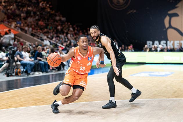 Eric Washington (Nr. 33 Chemnitz 99ers) gegen Kaza Kajami-Keane (Nr. 24 Basketball Loewen Braunschweig) GER, Basketball Loewen Braunschweig gegen Chemnitz 99ers, Basketball, easyCredit BBL, Woche 34, Spielzeit 2025 26, 10.05.2026 GER, Basketball Loewen Braunschweig gegen Chemnitz 99ers, Basketball, easyCredit BBL, Woche 34, Spielzeit 2025 26, 10.05.2026 Braunschweig Copyright: xEibner-Pressefoto DanielxREINELTx EP_DRT