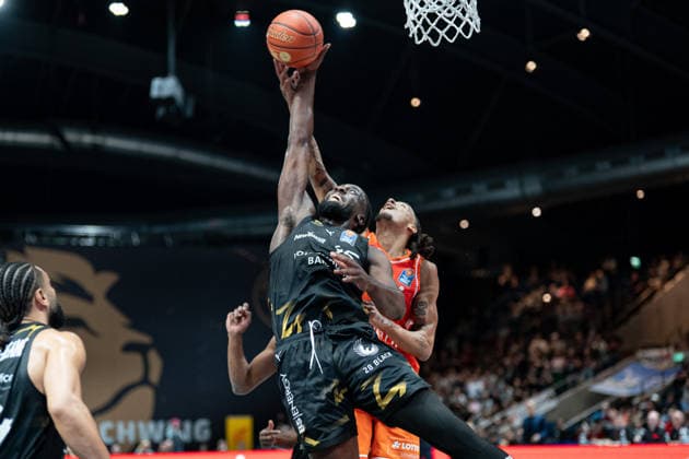 Corey Davis (Nr. 5 Chemnitz 99ers) gegen Oluwasimisola Shittu (Nr. 45 Basketball Loewen Braunschweig) GER, Basketball Loewen Braunschweig gegen Chemnitz 99ers, Basketball, easyCredit BBL, Woche 34, Spielzeit 2025 26, 10.05.2026 GER, Basketball Loewen Braunschweig gegen Chemnitz 99ers, Basketball, easyCredit BBL, Woche 34, Spielzeit 2025 26, 10.05.2026 Braunschweig Copyright: xEibner-Pressefoto DanielxREINELTx EP_DRT