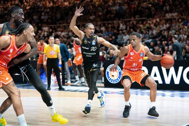 Eric Washington (Nr. 33 Chemnitz 99ers) gegen bbs20 GER, Basketball Loewen Braunschweig gegen Chemnitz 99ers, Basketball, easyCredit BBL, Woche 34, Spielzeit 2025 26, 10.05.2026 GER, Basketball Loewen Braunschweig gegen Chemnitz 99ers, Basketball, easyCredit BBL, Woche 34, Spielzeit 2025 26, 10.05.2026 Braunschweig Copyright: xEibner-Pressefoto DanielxREINELTx EP_DRT