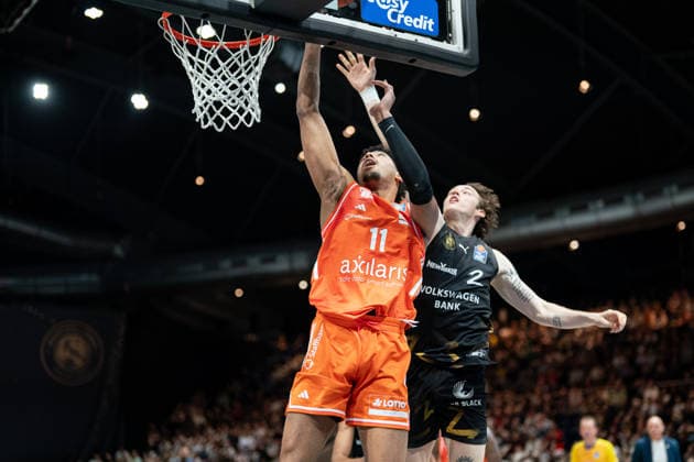 Kostja Mushidi (Nr. 11 Chemnitz 99ers) gegen Benny Schroeder (Nr. 2 Basketball Loewen Braunschweig) GER, Basketball Loewen Braunschweig gegen Chemnitz 99ers, Basketball, easyCredit BBL, Woche 34, Spielzeit 2025 26, 10.05.2026 GER, Basketball Loewen Braunschweig gegen Chemnitz 99ers, Basketball, easyCredit BBL, Woche 34, Spielzeit 2025 26, 10.05.2026 Braunschweig Copyright: xEibner-Pressefoto DanielxREINELTx EP_DRT