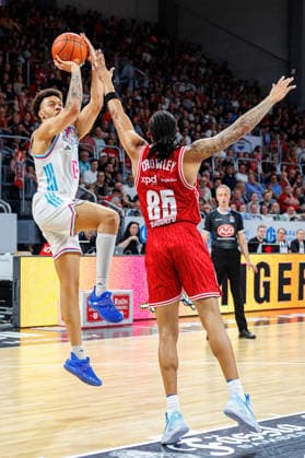 Alijah Comithier (Telekom Baskets Bonn, 02), Austin Crowley (BMA365 Bamberg Baskets, 85), BMA365 Bamberg Baskets vs. Telekom Baskets Bonn, Basketball, easyCredit BBL, 34. Spieltag, 10.05.2026 BMA365 Bamberg Baskets vs. Telekom Baskets Bonn, Basketball, easyCredit BBL, 34. Spieltag, 10.05.2026 Bamberg Copyright: xEibner-Pressefoto G.xSantemizx EP_EER