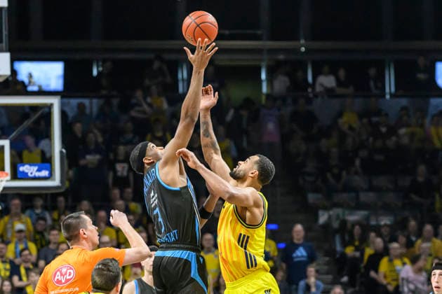 v.l. Will McNair ( 03, Science City Jena), Norris Agbakoko (Alba 17), tipoff, GER, Berlin, Basketball, Alba Berlin vs Science City Jena, in der Max-Schmeling-Halle , BBL, 10.5. 2026 Copyright: HMBxMedia UwexKoch